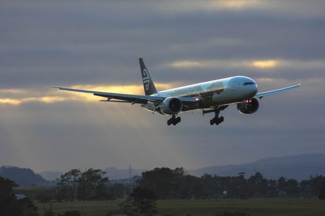 BOEING 777-300 (ZK-OKO)