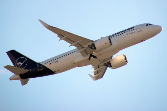 Airbus A320neo (D-AINW) - Airborne off rwy 27L on 6-Mar-20 operating flight DLH2475 to EDDM.