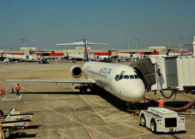 N915AT — - Delta Airlines Boeing 717-231, N915AT, at Atlanta International Airport on August 15, 2015. At the time the photo was taken, 12:10pm, the airliner was shuttling passengers between Atlanta and Piedmont Triad International Airport in Greensboro, North Carolina.