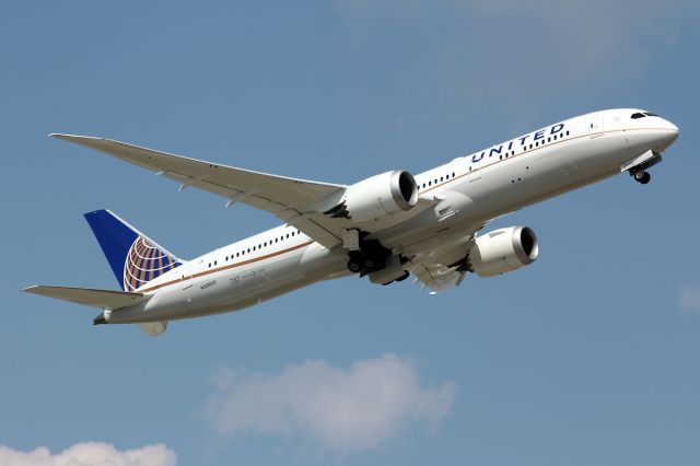 Boeing 787-9 Dreamliner (N38950) - First revenue flight for United Airlines new Boeing 787-9. Seen here departing runway 15R to KLAX as flight UAL 1086.