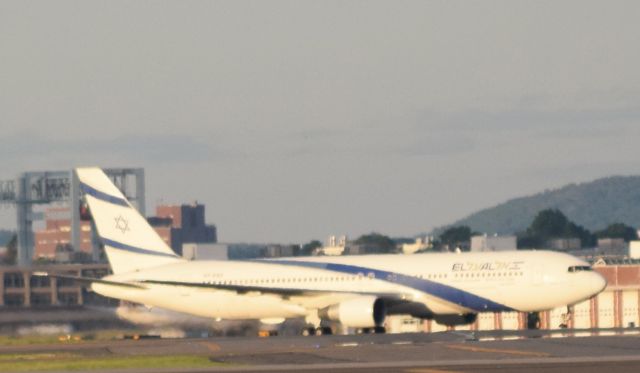 BOEING 767-300 (4X-EAR)