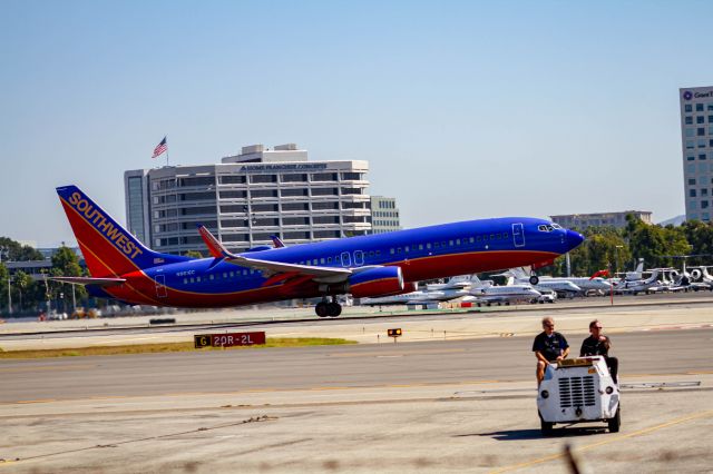 Boeing 737-800 (N8616C)