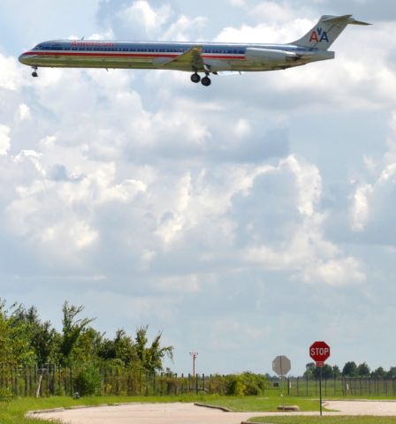 McDonnell Douglas MD-80 (N76202)