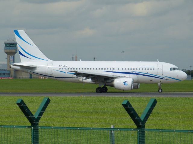 Airbus A319 (LY-VEU)