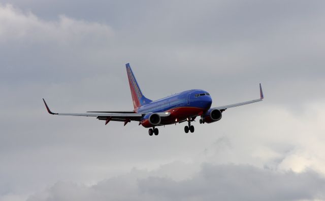 BOEING 737-400 (N771SA) - Southwest 737-400 landing at Paine Field