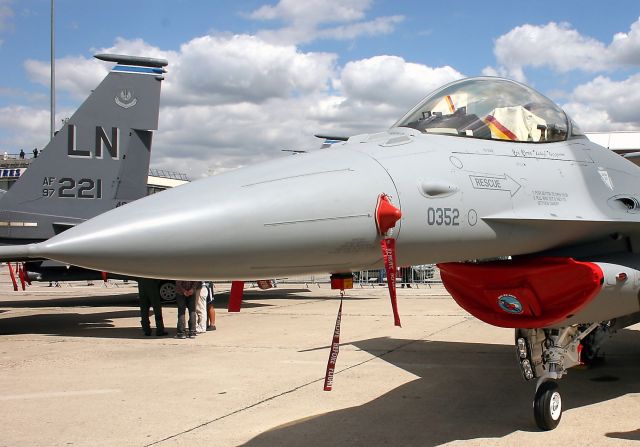 Lockheed F-16 Fighting Falcon (General Dynamics F-16 C Fighting Falcon) - General Dynamics F-16 C Fighting Falcon at Paris-Le Bourget Air Show (LFPB-LBG) in june 2011