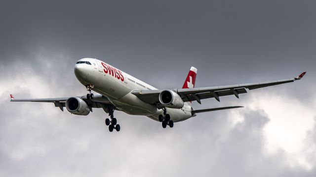 Airbus A330-300 (HB-JHK)