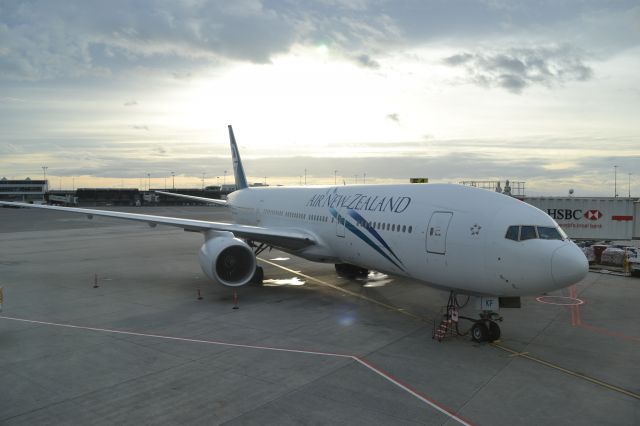 Boeing 777-200 (ZK-OKD) - Air New Zealand's Boeing 777-200ER at Gate 54 at Vancouver International bound for Auckland, New ZEaland on flight NZ83