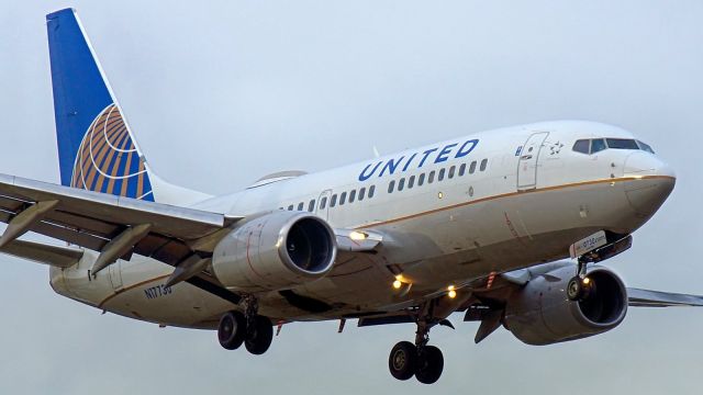 Boeing 737-700 (N17730) - 13R approach.