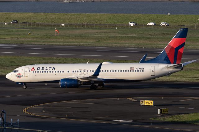Boeing 737-800 (N3746H) - 7th November, 2023: Taxiing to the gate after landing on runway 28R at Portland International Airport. 