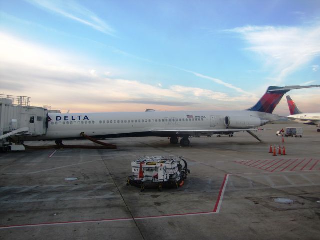 McDonnell Douglas MD-88 (N986DL)