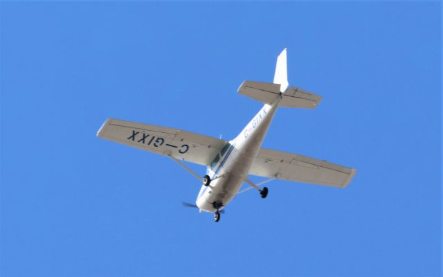 C-GIXX — - C-GIXX Cessna Skyhawk 172-N Cargair Aviation Ltee survolant la ville de Lavaltrie QC. le 12-04-2023 à 14:18