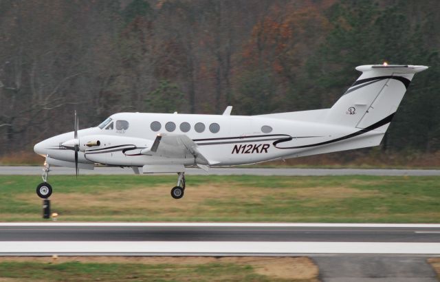 — — - Arriving runway 20 at Concord Regional Airport - 11/19/09