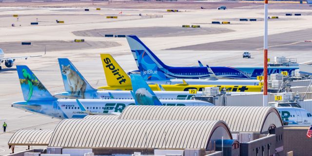 Boeing 757-200 (N963CA) - The south concourse of Terminal 3 at PHX on 2/9/23 during the Super Bowl rush. Taken with a Canon R7 and Tamron 70-200 G2 lens.