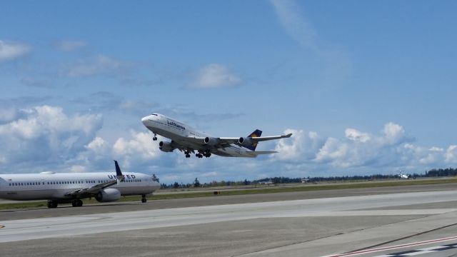 Boeing 747-400 (D-ABVZ) - DEPARTING SEATAC