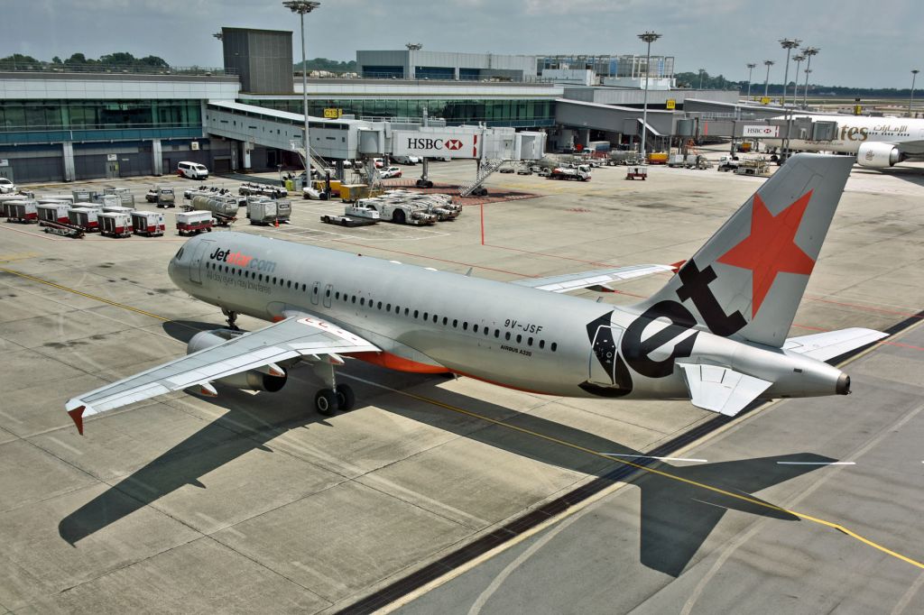 Airbus A320 (9V-JSF)