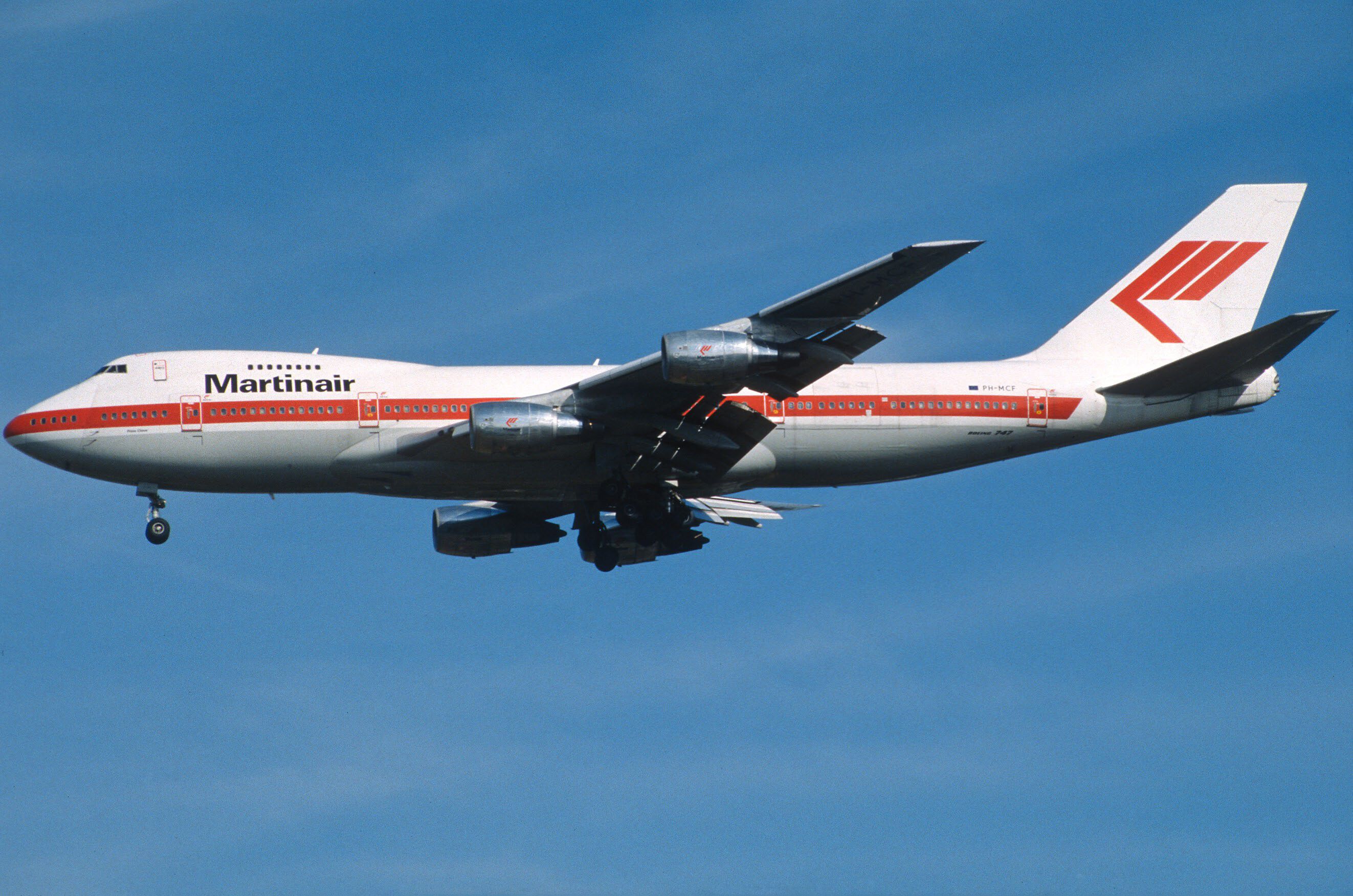 Boeing 747-200 (PH-MCF) - Final Approach to Narita Intl Airport Rwy34L on 2000/11/13
