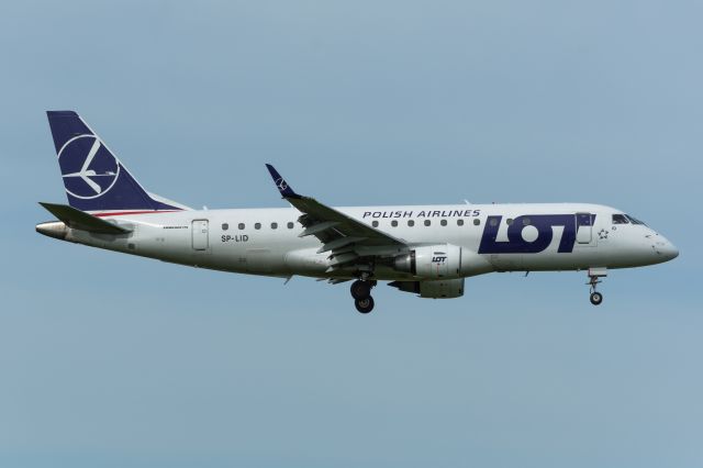 Embraer ERJ 175 (SP-LID) - WAW SPOTTING