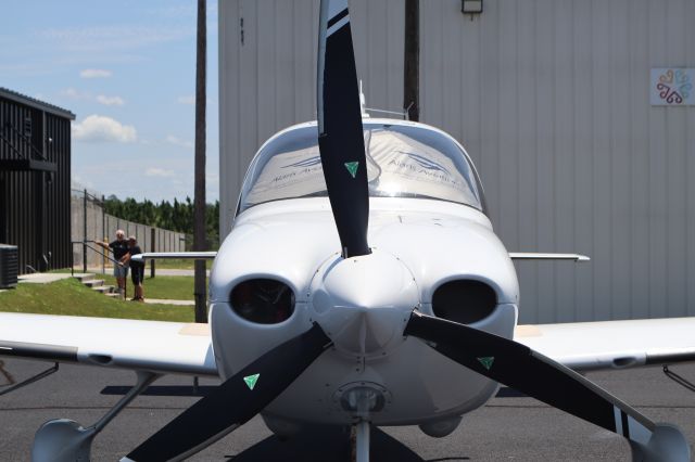 Cirrus SR-22 (N321BG) - Frontal view