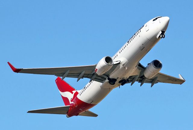 Boeing 737-800 (VH-VZM) - QANTAS - BOEING 737-838 - REG VH-VZM (CN 34192/3644) - ADELAIDE INTERNATIONAL SA. AUSTRALIA - YPAD (26/12/2014)550D CANON CAMERA WITH A CANON 300MM FIXED LENSE.TAKEN FROM TAPLEYS HILL ROAD SOUTH AUSTRALIA.