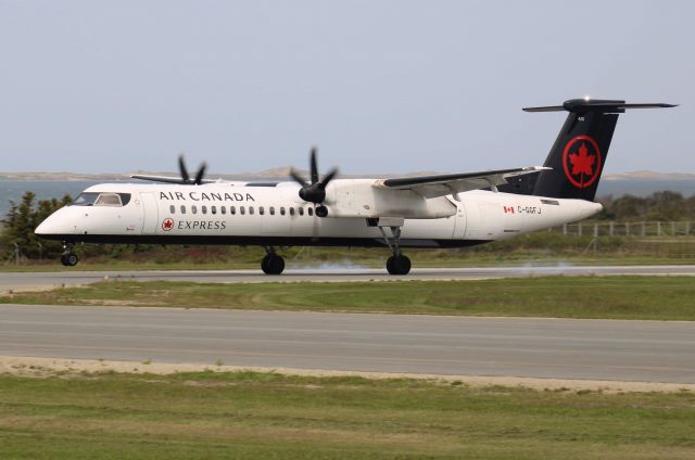 de Havilland Dash 8-400 (C-GGFJ) - A son toucher du sol a CYGR 