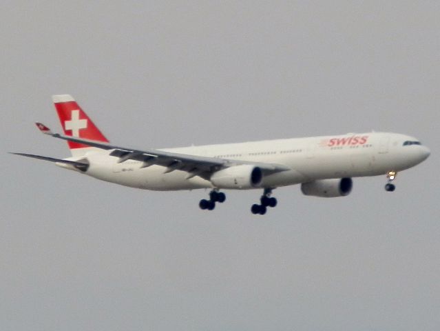 Airbus A330-300 (HB-JHJ)