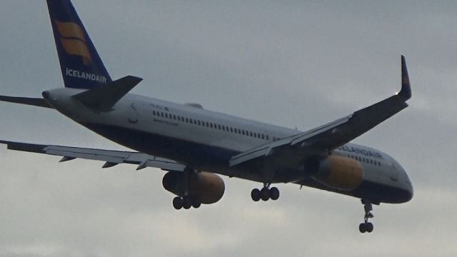 Boeing 757-200 (TF-FIJ) - TF-FIJ on finals for 27L at OHare, coming from Reykjavik-Keflavik International Airport.