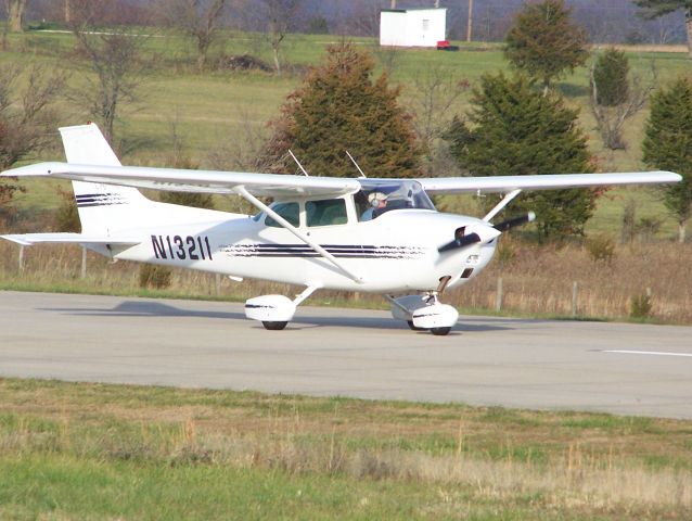 Cessna Skyhawk (N13211)