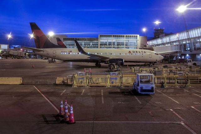 Boeing 737-700 (N371DA) - Night ops at SeaTac Airport