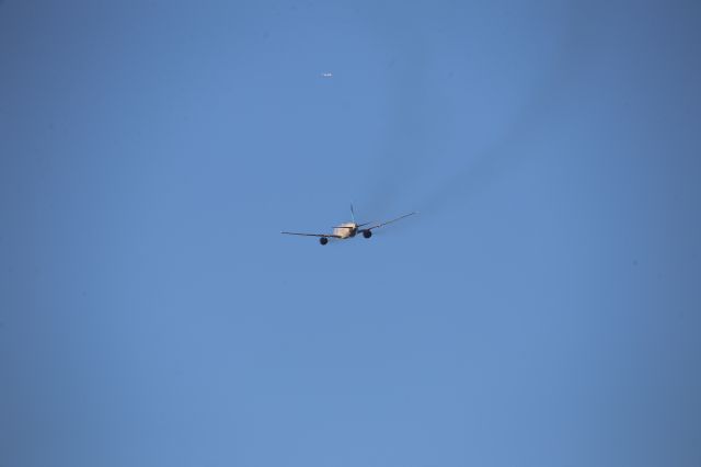 Boeing 777-200 (N206UA)