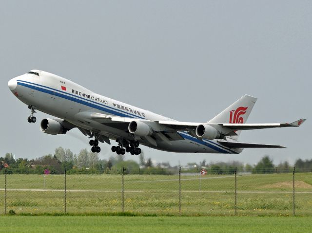 Boeing 747-400 (B-2475) - St. Magleby RWY22R