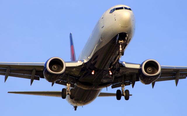 Boeing 737-900 (N815DN)