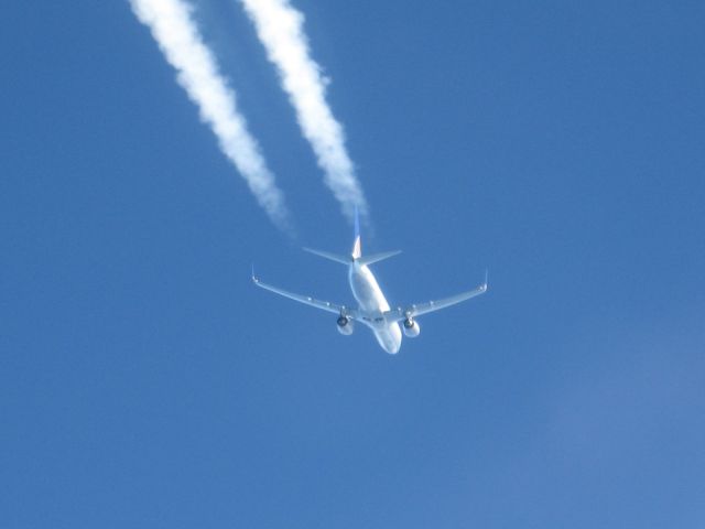 — — - Over the Gulf of Mexico at FL360. The 737 is overtaking our C560 Ultra at FL350 while we are trying to make FL430.