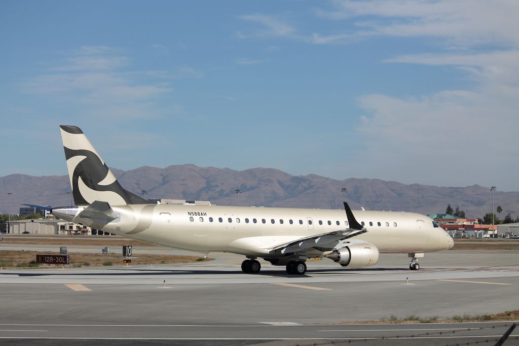 Embraer ERJ-190 (N588AH)