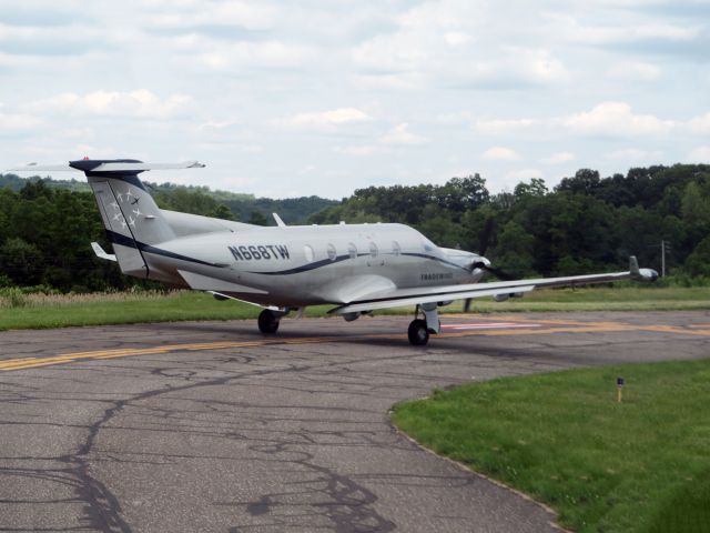 Pilatus PC-12 (N668TW) - Holding short runway 11 | 26 June 2015.