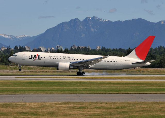 BOEING 767-300 (JA651J)