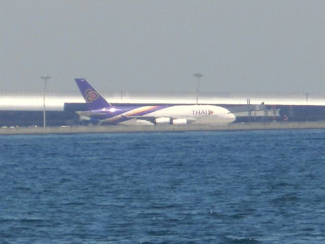 Airbus A380-800 — - 対岸から。