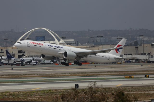 BOEING 777-300 (B-2003)