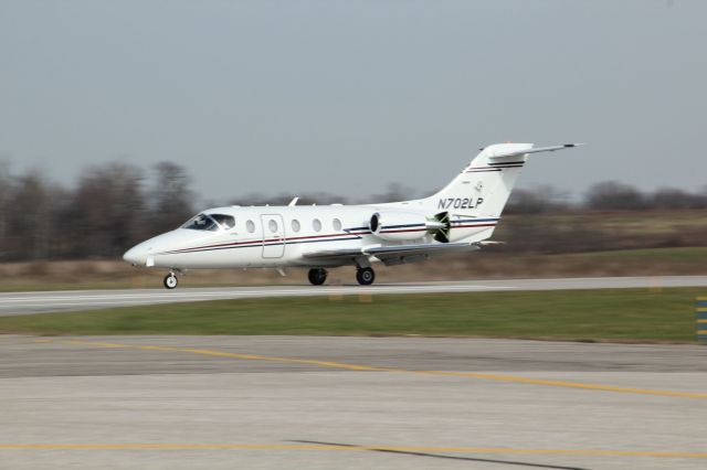 Beechcraft Beechjet (N702LP) - Landing rwy 27 on 12/9/11 w TR's out...