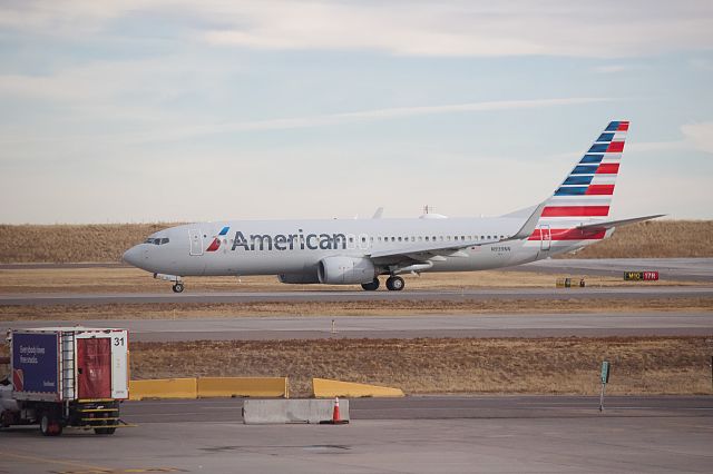 Boeing 737-800 (N939NN) - Picture of one of American Airlines' 737-800s taxiing past the overlook at Denver's Concourse C.