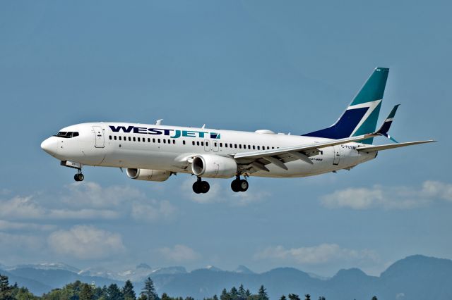 Boeing 737-800 (C-FUSM)