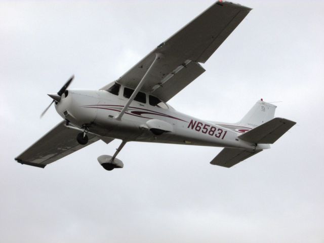 Cessna Skyhawk (N65831) - Landing on RWY 24