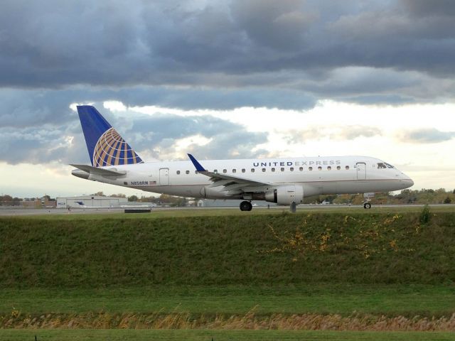 Embraer 170/175 (N858RW)