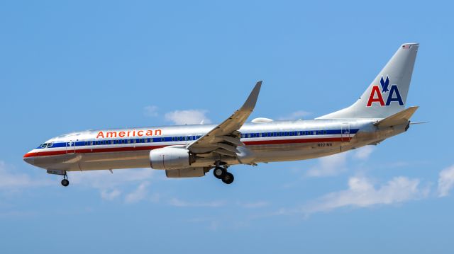 Boeing 737-800 (N921NN) - American Airlines 737-800 in pre-merger retro livery landing at PHX on 7/8/22.Taken with a Canon 850D and Rokinon 135mm f/2 lens.