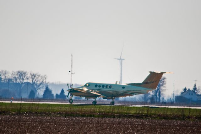 Beechcraft Super King Air 200 (C-FLRM) - C-FLRM taxing for take off at CNZ3 en-route to CYFD.