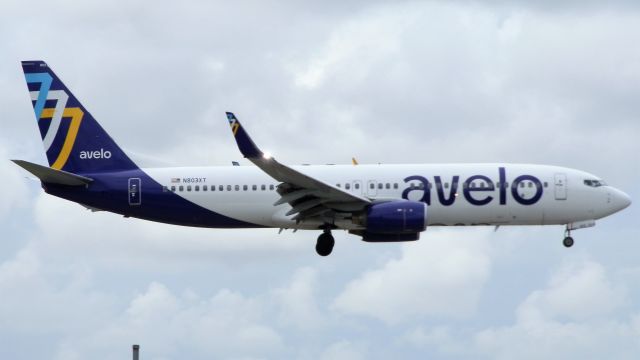 Boeing 737-800 (N803XT)