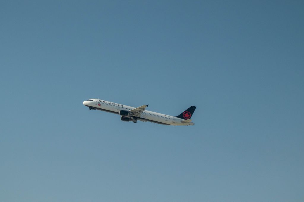 Airbus A321 (C-FGKN) - AC796 taking off to YYZ (25R)