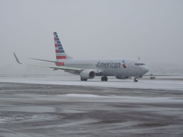 Boeing 737-800 (N938NN) - Early February snow. 2014