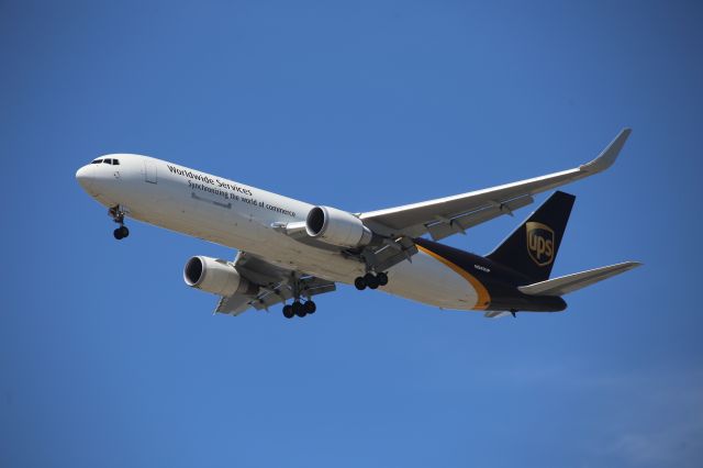 BOEING 767-300 (N349UP)