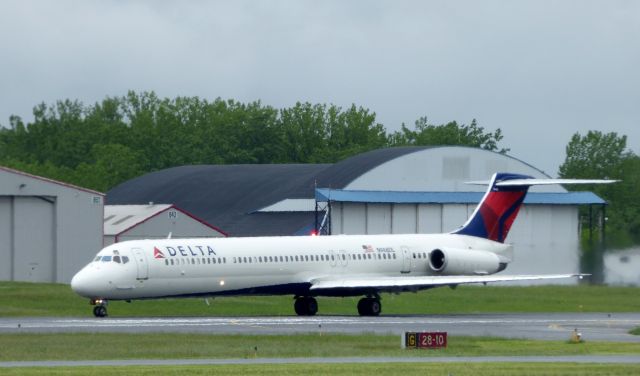 McDonnell Douglas MD-88 (N948DL) - Shown here on the active runway is a Delta McDonnell Douglas MD-88 in the Spring of 2017.